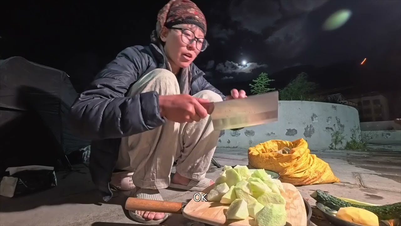 骑行西藏219边境线，在洛扎洗澡泡木桶浴，洗完相当之贵气！