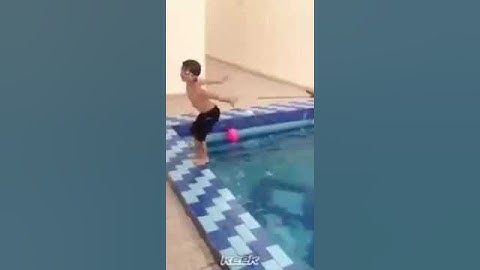 طفل طاح في المسبح