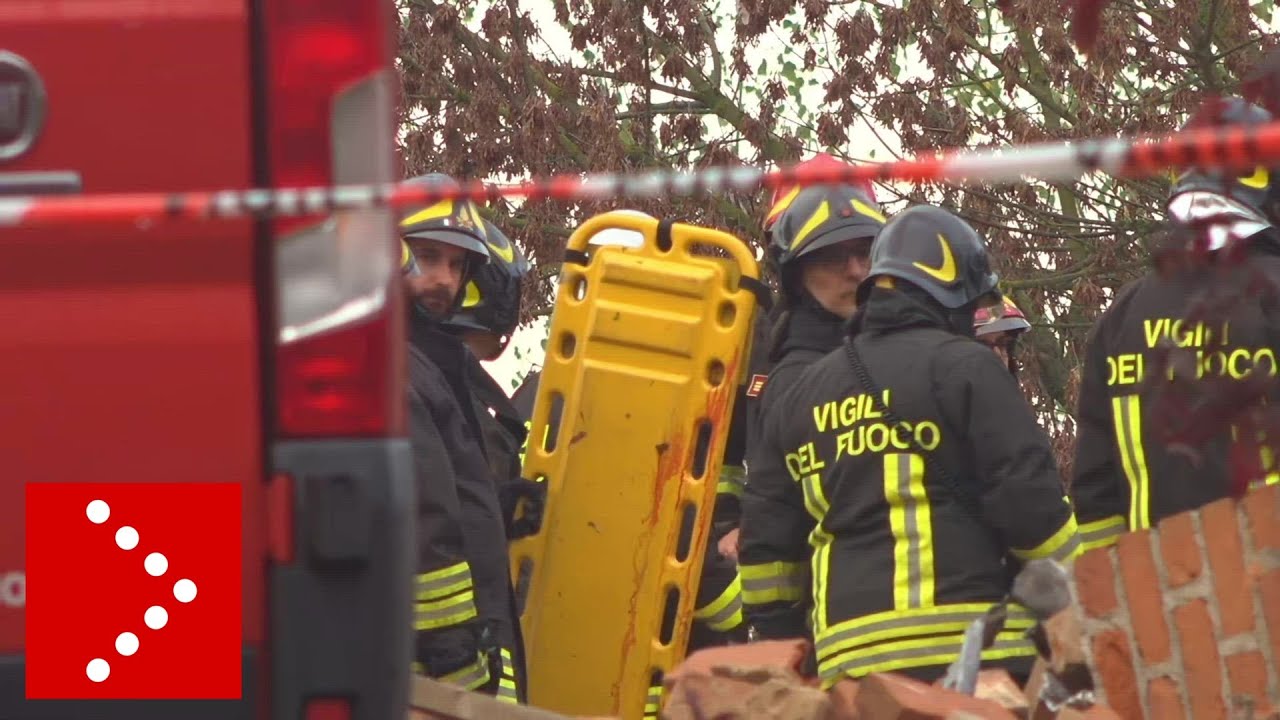 Quargnento, l'abbraccio tra vigili del fuoco: trovato senza vita il terzo collega coinvolto