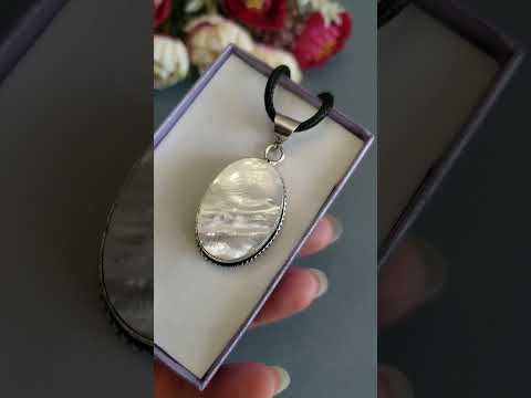 Кулон посеребрение овальный белый перламутр талисман натуральная вставка, видео 1