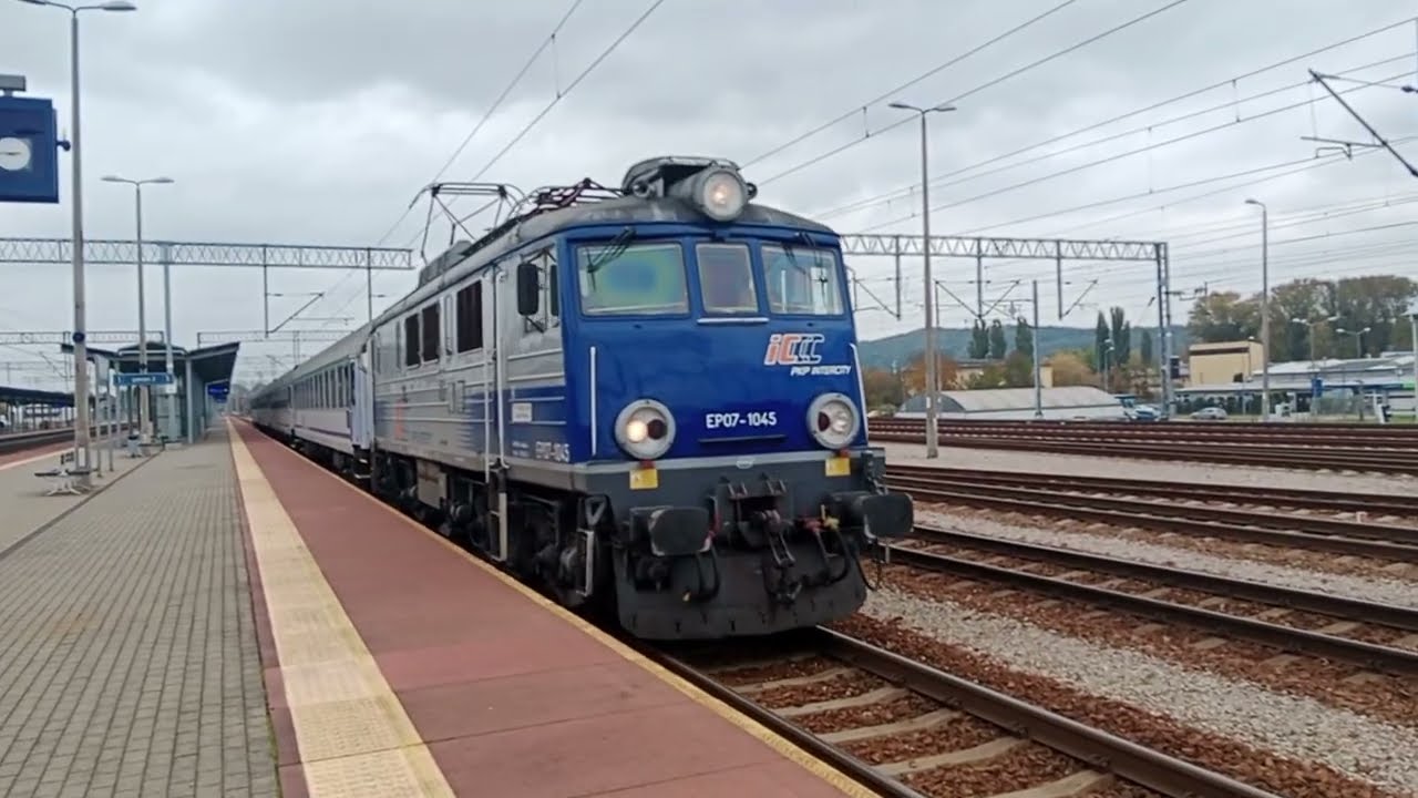 EP09-026 z IC MEHOFFER oraz EP07-1045 z TLK MAŁOPOLSKA na stacji Tarnów 14.10.2025