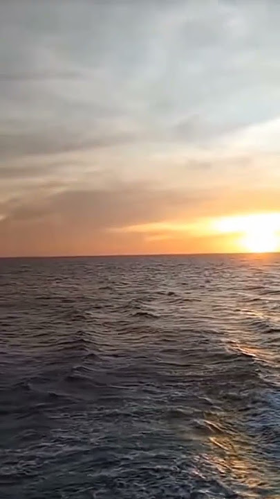 sunset tengah laut