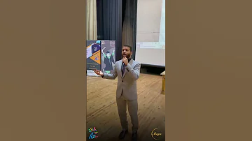 مش معقول المسرح بيترج من عظمة النشيد 
