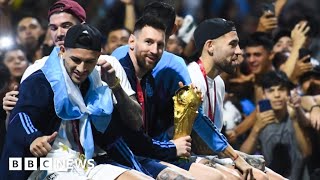 Heroes’ welcome for Messi and World Cup champions in Argentina - BBC News