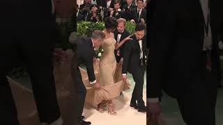 #Tyla needed to be CARRIED up the #MetGala steps 😭