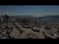 خيام النازحين الفلسطينيين تمتد على طول ساحل مدينة غزة وبين أنقاض مبانٍ دمّرها العدوان الإسرائيلي