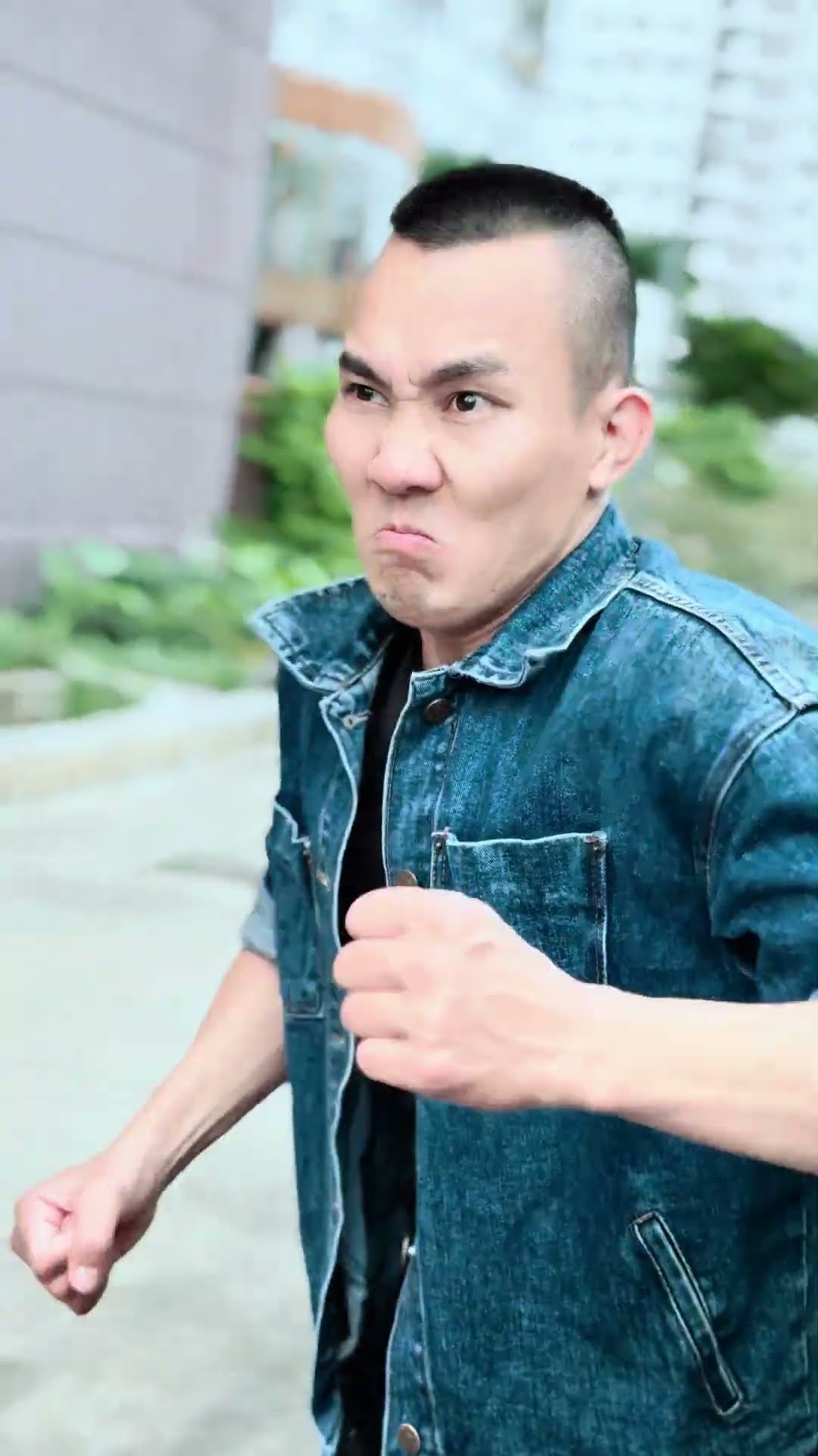 Và tình yêu bắt đầu khi ta nhìn vào mắt nhau...