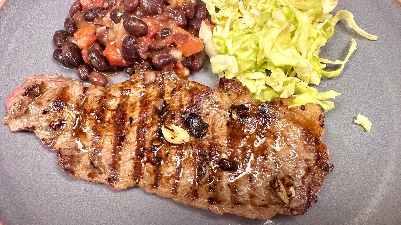 Picanha with cabbage salad and black beans
