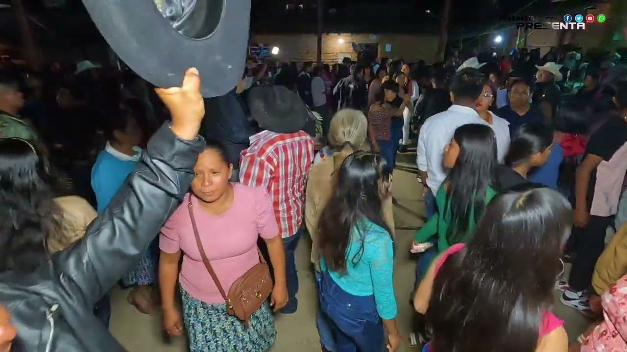 CHILIXTLAHUACA, Grupo Xa'a Itun Tio'o ALTENANDO CON LOS 2 DE OAXACA EN GRAN BAILE (PARTE 10)