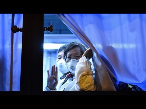 新型ウイルス感染のクルーズ船、米国人乗客が帰国の途へ