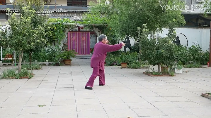 Mr. Han Qingmin demonstrates the traditional 85-st...