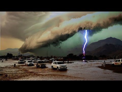 عصف بردي مهيب في السعودية رجال ألمع و غيوم سوبرسل خارقة و سيول رهيبة تقطع الطرقات في ع مان