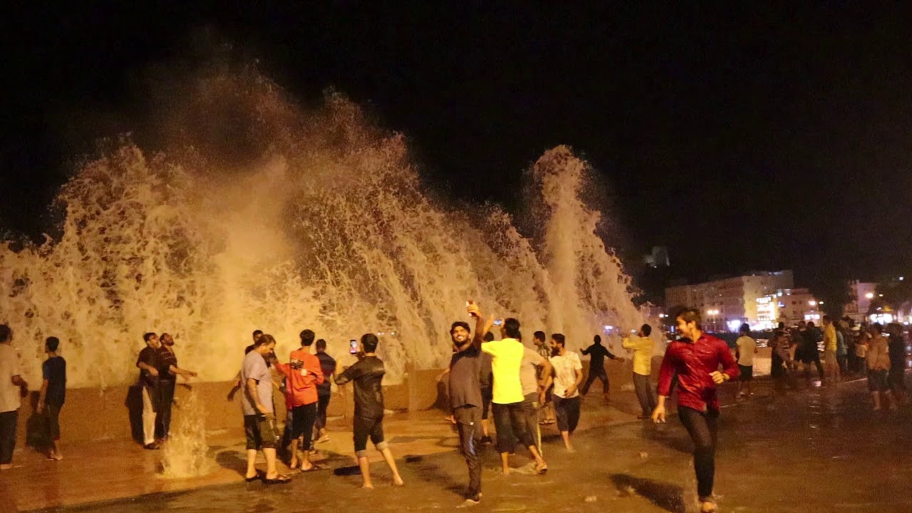Cyclone : appear on corners of Muttrah Corniche | Cyclone in Oman |ا#عصار_كيار