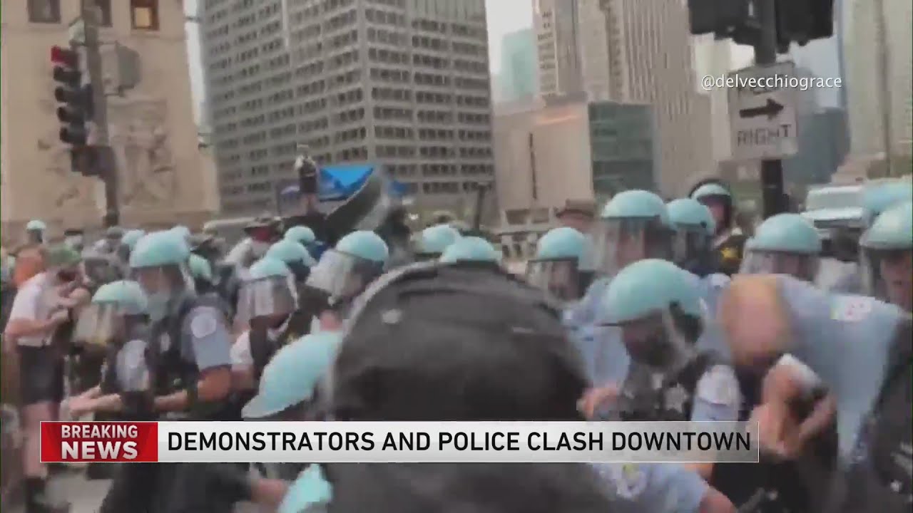 Chicago police, protesters clash Saturday night in the Loop - YouTube