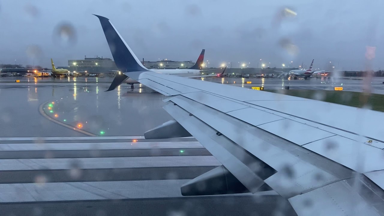 Delta Airlines B737-900ER takeoff from Philadelphia