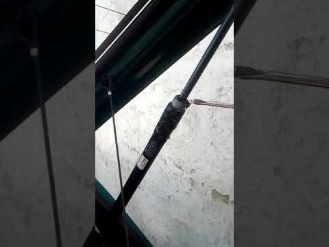 Cómo reparar amortiguador de puerta trasera con abrazadera