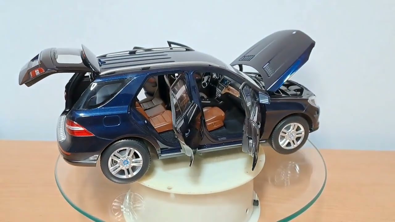 Mercedes Benz M-CLASS (W166) 2011 Minichamps 1/18 - YouTube