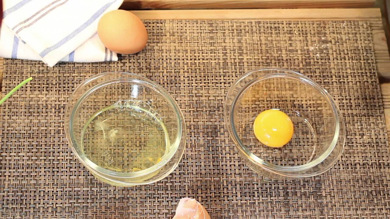 Séparer le jaune du blanc des oeufs en 5 secondes 