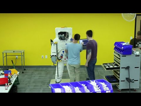 un-astronaute-lego-géant-fabriqué-en-hommage-aux-50-ans-de-la-mission-apollo-11