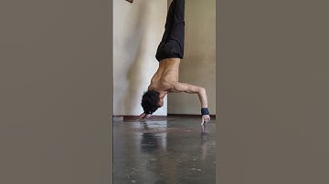 2 finger handstand pushup 😮😮 #ashortaday #calisthenics #calisthenicsworkout #shorts
