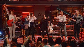 Muhteşem bir ekip ve Senden Daha Güzel şarkısı! (Beyaz Show Canlı Performans)