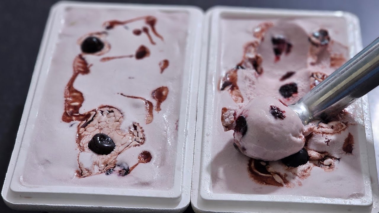 מתכון גלידה קרמית וניל ודובדבנים אמרנה-Creamy vanilla ice cream and Amarena cherries
