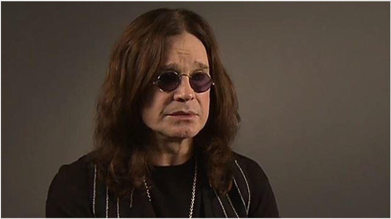 Гитарист оззи осборна. Оззи осборн black sabbath. оззи осборн в чёрных очках. оззи осборн с флагом чёрным.