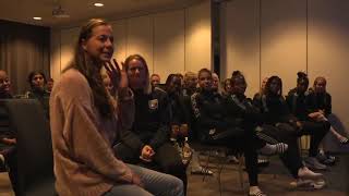 Lotta Schelin visits Lyon players in Göteborg ahead of their UWCL game