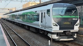 【日光発小田原行き（？）集約臨】E257系5000番台OM-92編成が国府津駅1番線を発車するシーン