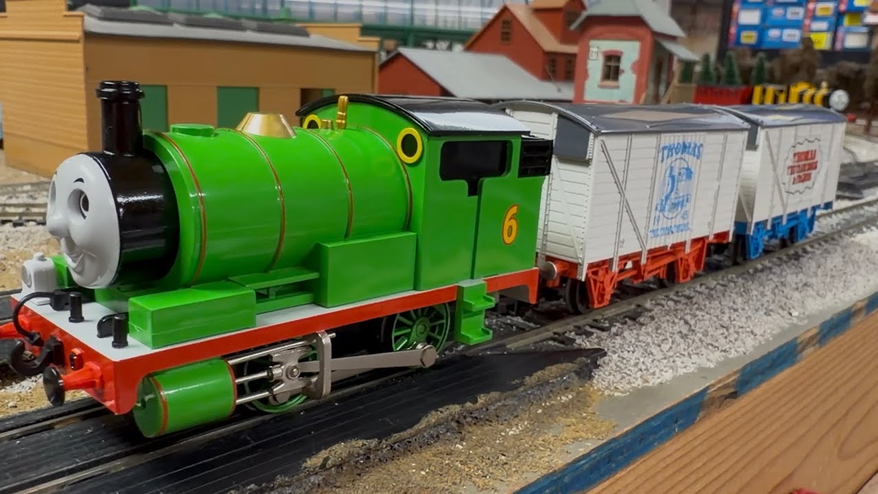 80-летний юбилей: паровозик Томас и его друзья. Модель товарных вагонов Bachmann Trains в масштаб...