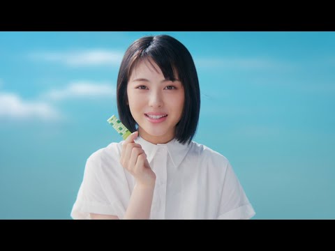 浜辺美波「自然の中の深呼吸」篇（30秒）