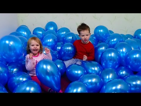 Много шариков играют перьями шариками Many a lot of Baloons playing burst feathers Много шариков играют перьями шариками Many a lot of Baloons playing burst feathers