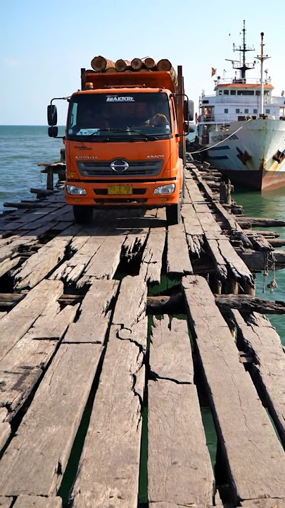 Horrifying! The moment the fragile pier collapsed #trendingshorts #shortsvideo #shortsviral