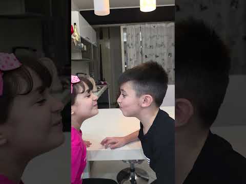 Video GABRIELE E DELIA SI STANNO PER BACIARE..GUARDATE LA FACCIA DI MARTINA MISSYYY
