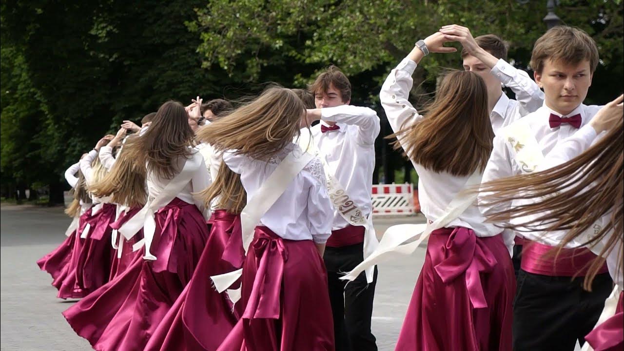 Выпускной вальс 2023. Школьники танцуют на выпускном. Вальс на выпускной 11 класс видео.