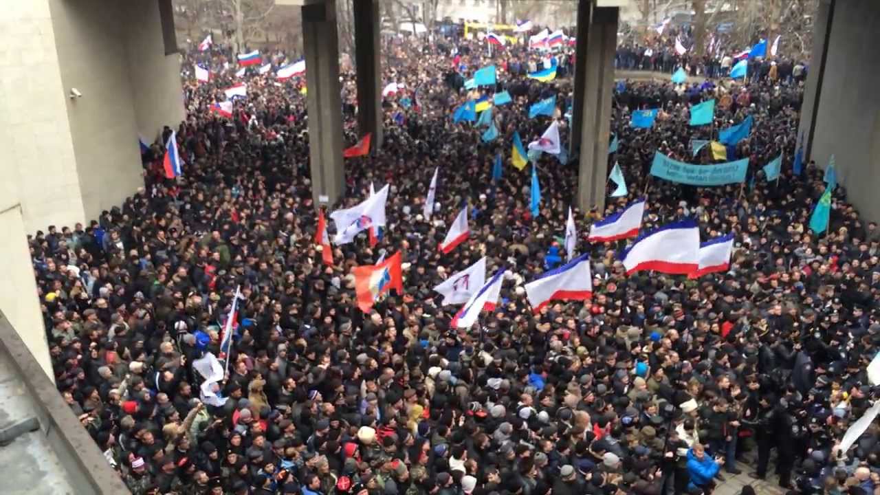 Крым пришел в россию. Митинг 26 февраля 2014 Симферополь. 26 Февраля в Симферополе у стен Крымского парламента. Симферополь протесты 2014. 26 Февраля митинг в Симферополе.