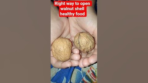right way to open walnut shell #healthyandtesty #yummyfood #trendingshort