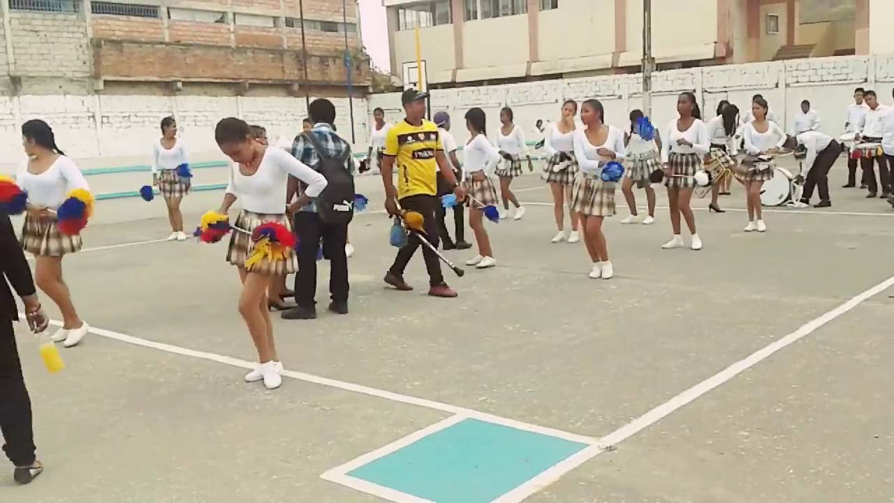 Colegio Provincia Del Canar Duran Antes Del Desfile 11 Sep 2016