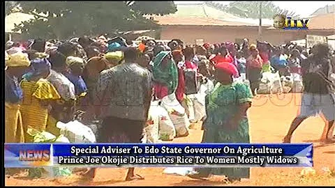Prince Joe Okojie distributes rice to women in Benin