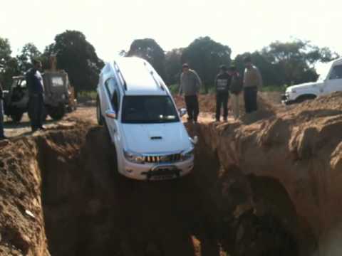 Gerrari Offroading - Toyota Fortuner going into a ditch