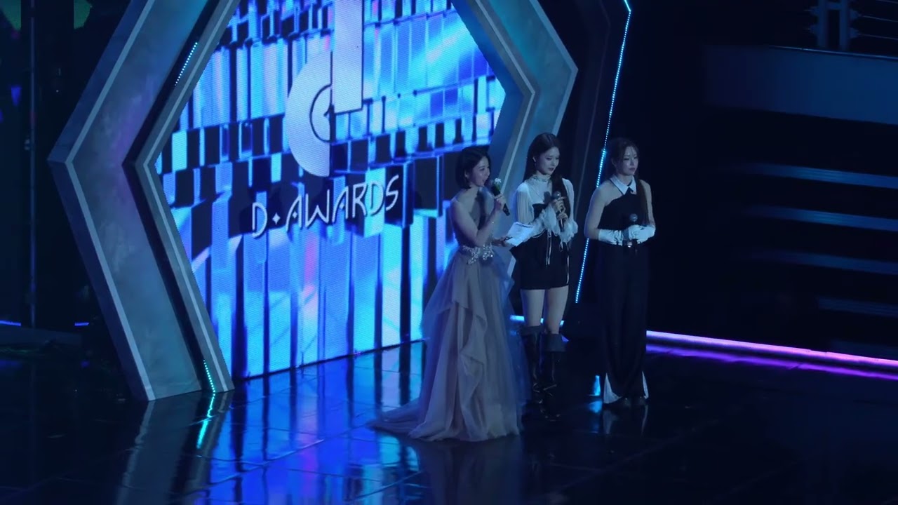 26.02.11 디어워즈 피프티피프티 FIFTYFIFTY 수상소감 + 문샤넬 mc 직캠