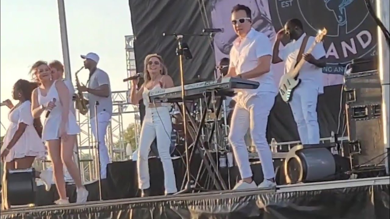 Icehouse band performing at Plano Baloon Festival. musicband icehouse