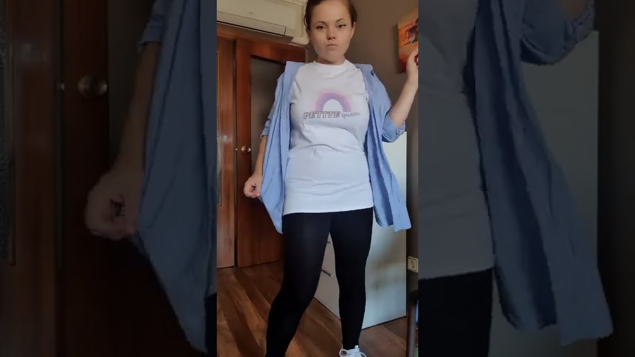 Airport outfit inspiration with leggings and a white t-shirt / Merch for Petite women