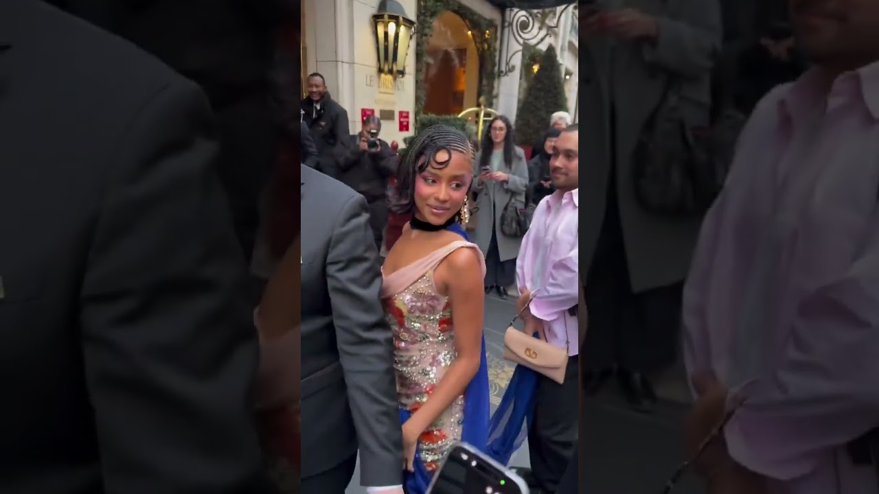 Тайла раздавала автографы фанатам и записала видео для TikTok с одной из них.