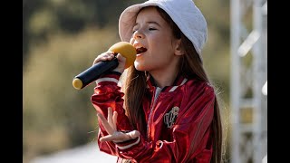 Casandra Rucan Cover for ”No roots”