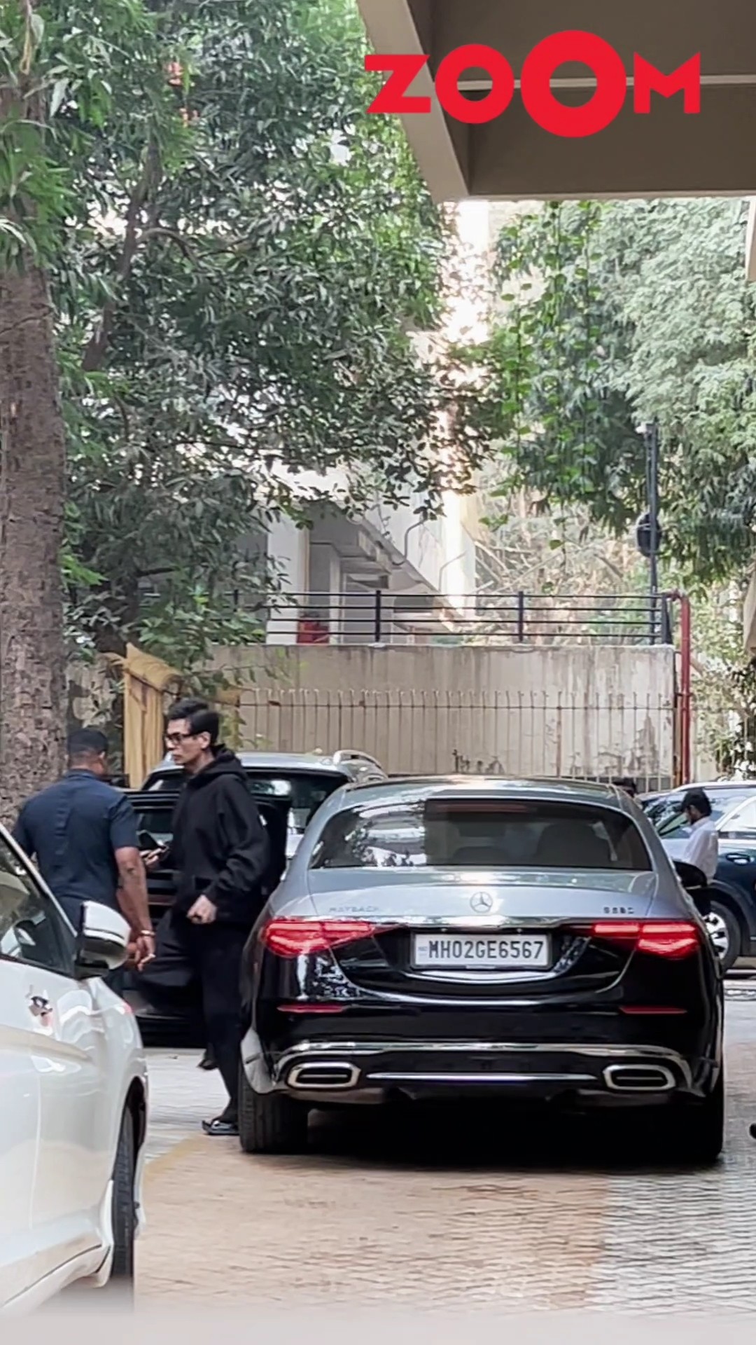 Karan Johar ARRIVE with bodyguards at Karisma's house post Saif's attack #shorts