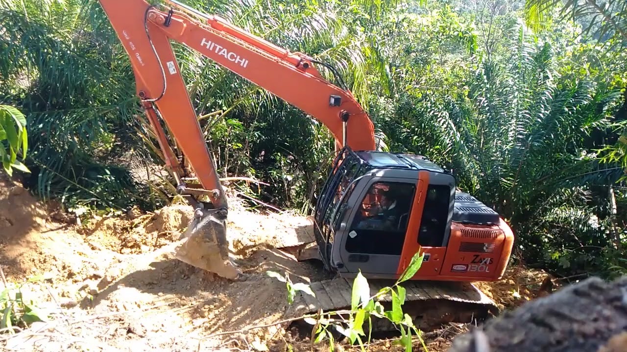 Hitachi Zaxis 130L . Road Cutt down. #heavyequipment 