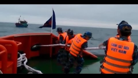 Nghẹt thở cứu hộ 6 thuyền viên trên con tàu bị nạn