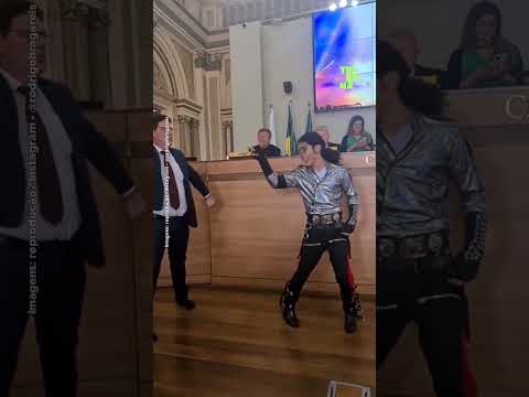 Vereador de Curitiba faz moonwalk com cover de Michael Jackson dentro da Câmara dos Vereadores
