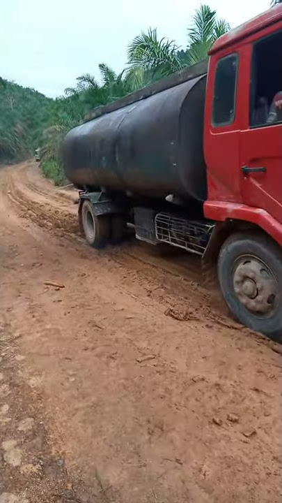Truck CPO sawit gak kuat nanjak, di bantu alat berat case